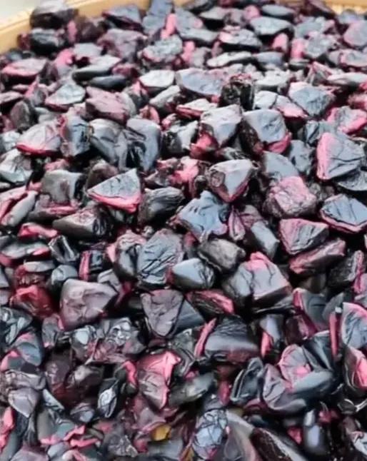 方圆天地，撰文并图：
乌榄角，也叫黑榄角，橄榄科。这东西小时候吃怕了，那时没放多