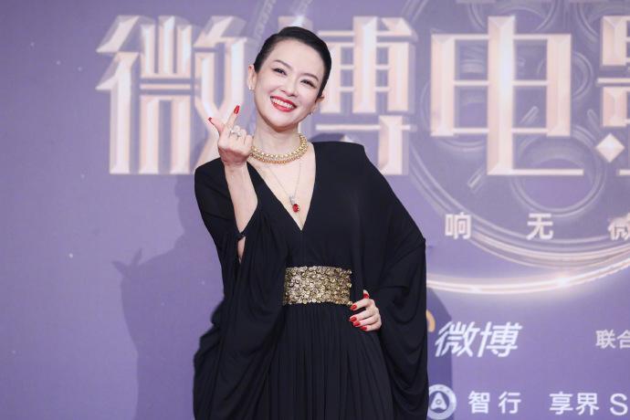 今天章子怡在出席时尚活动的时候穿了一件黑色的V领裙，彰显出高雅迷人的魅力。

章