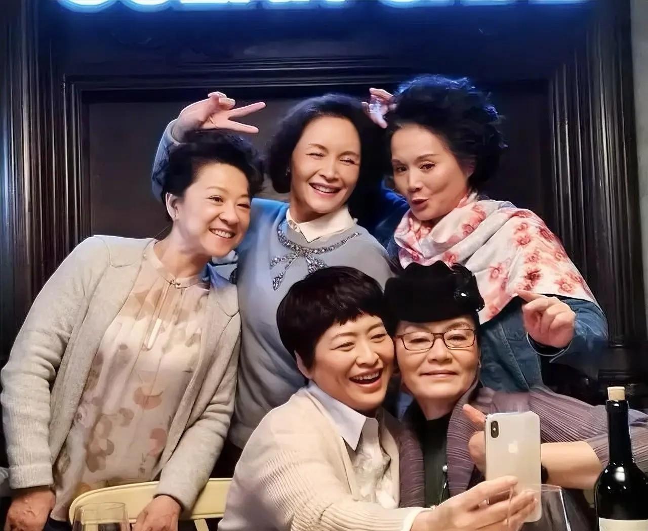 五位老戏骨，前面是潘虹，许娣，后面是王馥荔，宋晓英，右边这位是谁？你能说出她的名