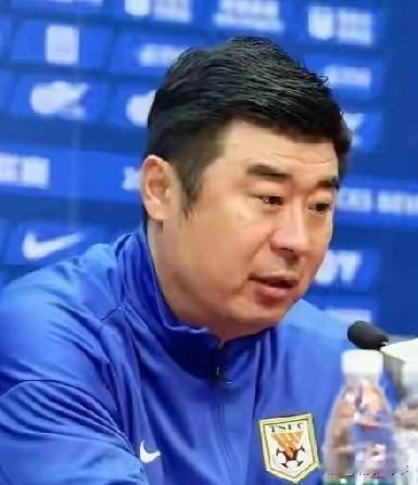 韩鹏真的没错吗？
韩鹏与宿茂臻集体辞职，一句“我先撤了”让球迷唏嘘。
韩鹏作为泰