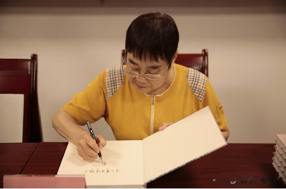 这是朱老总唯一的孙女朱新华，五官、神形太像爷爷了。朱新华1954年出生，毕业于解