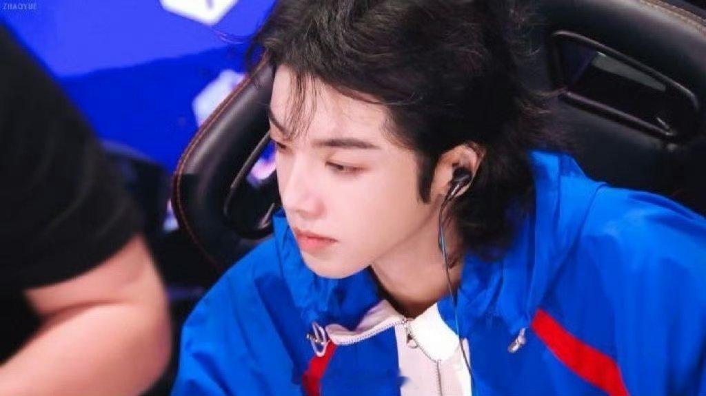 华晨宇「火星方舟」生日皮肤惊艳亮相，是献给华晨宇的浪漫礼物，也是偶像与粉丝双向奔