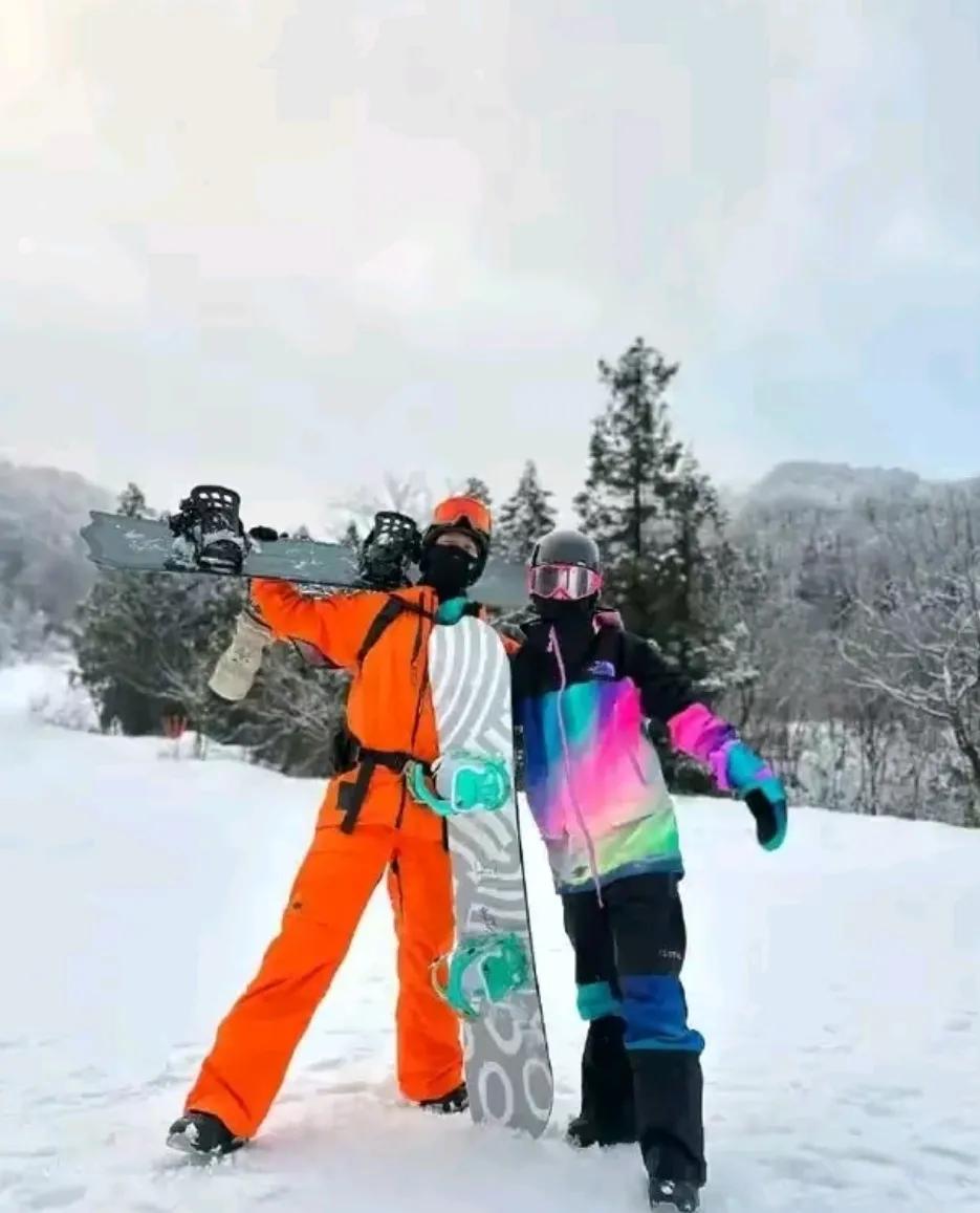 窦骁何超莲滑雪合照曝光
两人的滑雪装扮好帅好酷呀……
突然觉得，作为一对情侣
冬