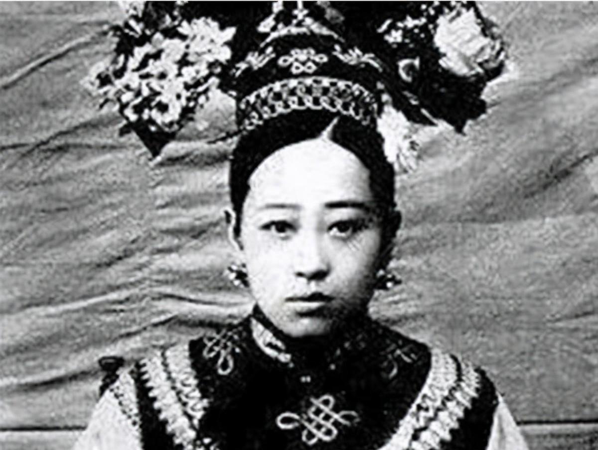 被誉为清末第一美人的四格格，连黑白老照片都遮不住她的美貌，慈禧为何拍照总爱带她？