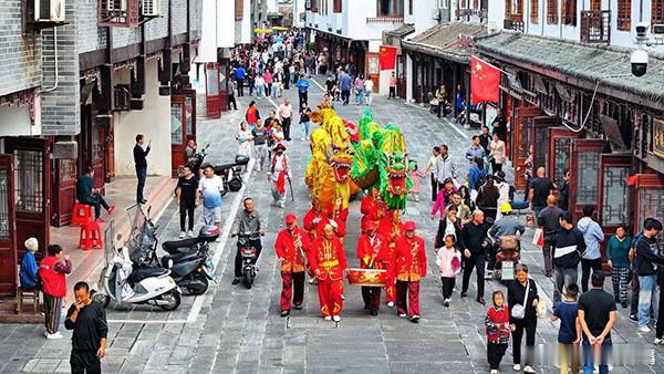 【#合肥缤纷文旅活动点亮多彩假期生活#】今年的国庆假期，合肥市多个景区和文化场馆