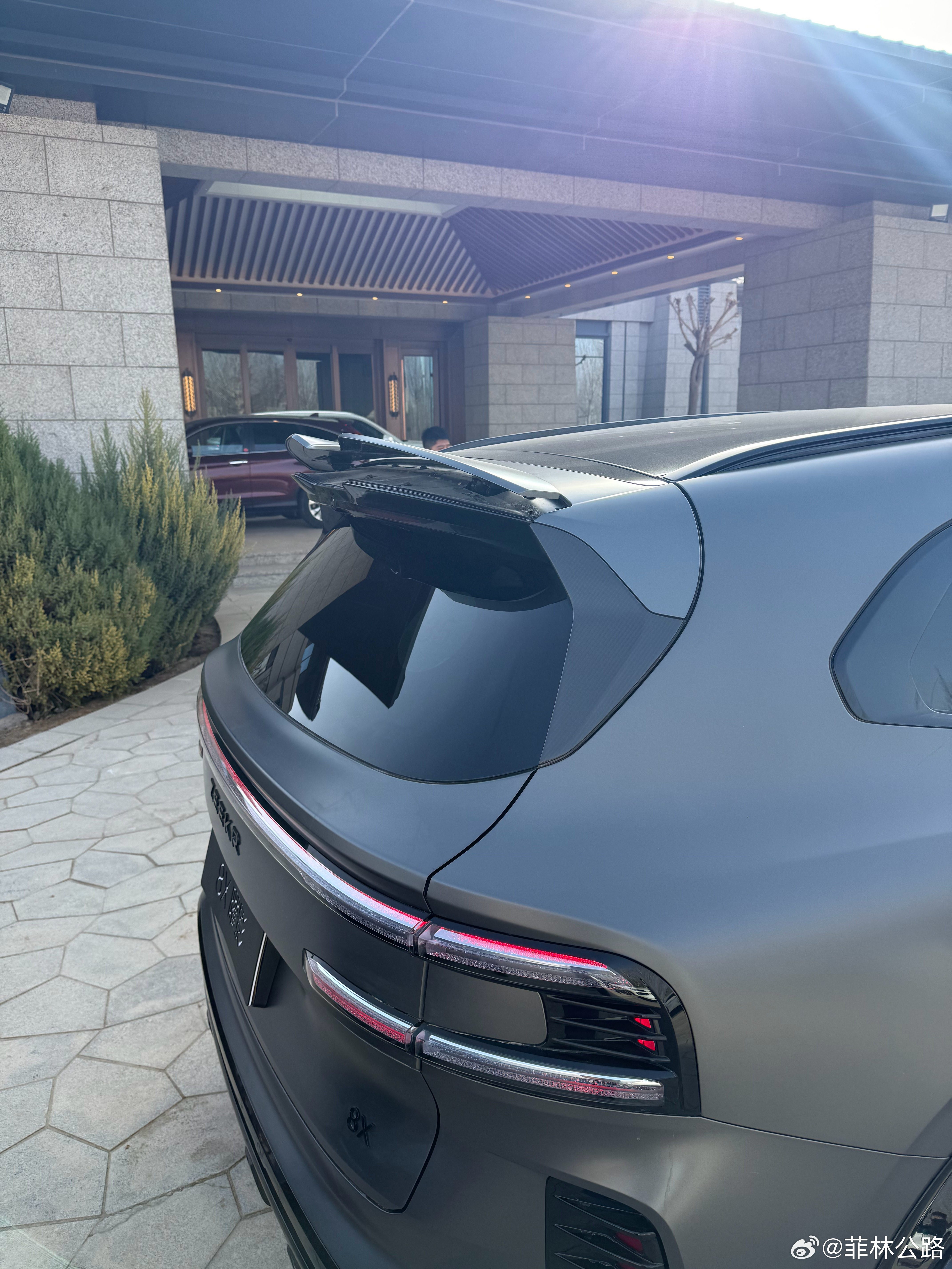 前5张是极氪8X曜影版，最后一张是普通版的，怎么感觉不是一台车呢 敦煌