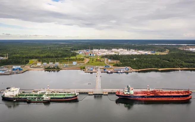 一艘原本计划驶向印度、装载着俄罗斯石油的油轮，在美国下令制裁俄罗斯石油公司和卢克