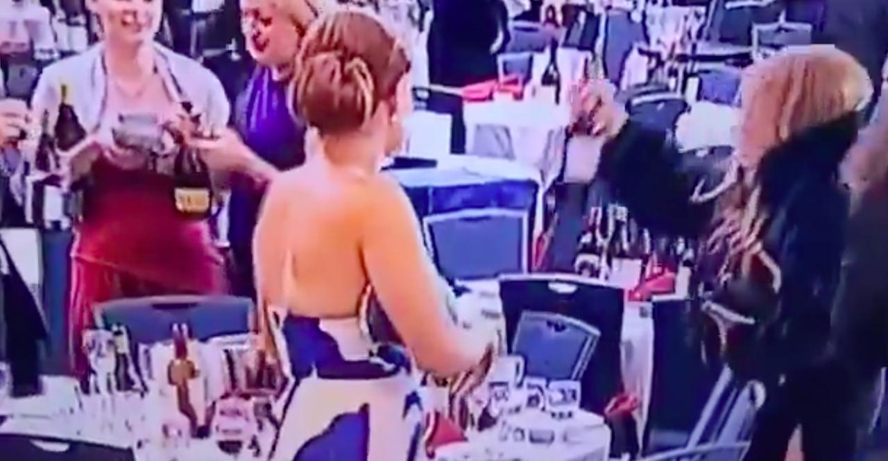 250桌的红酒，枪一响，一大堆没了，连瓶子都找不到了。这就是前晚美国白宫新闻协会