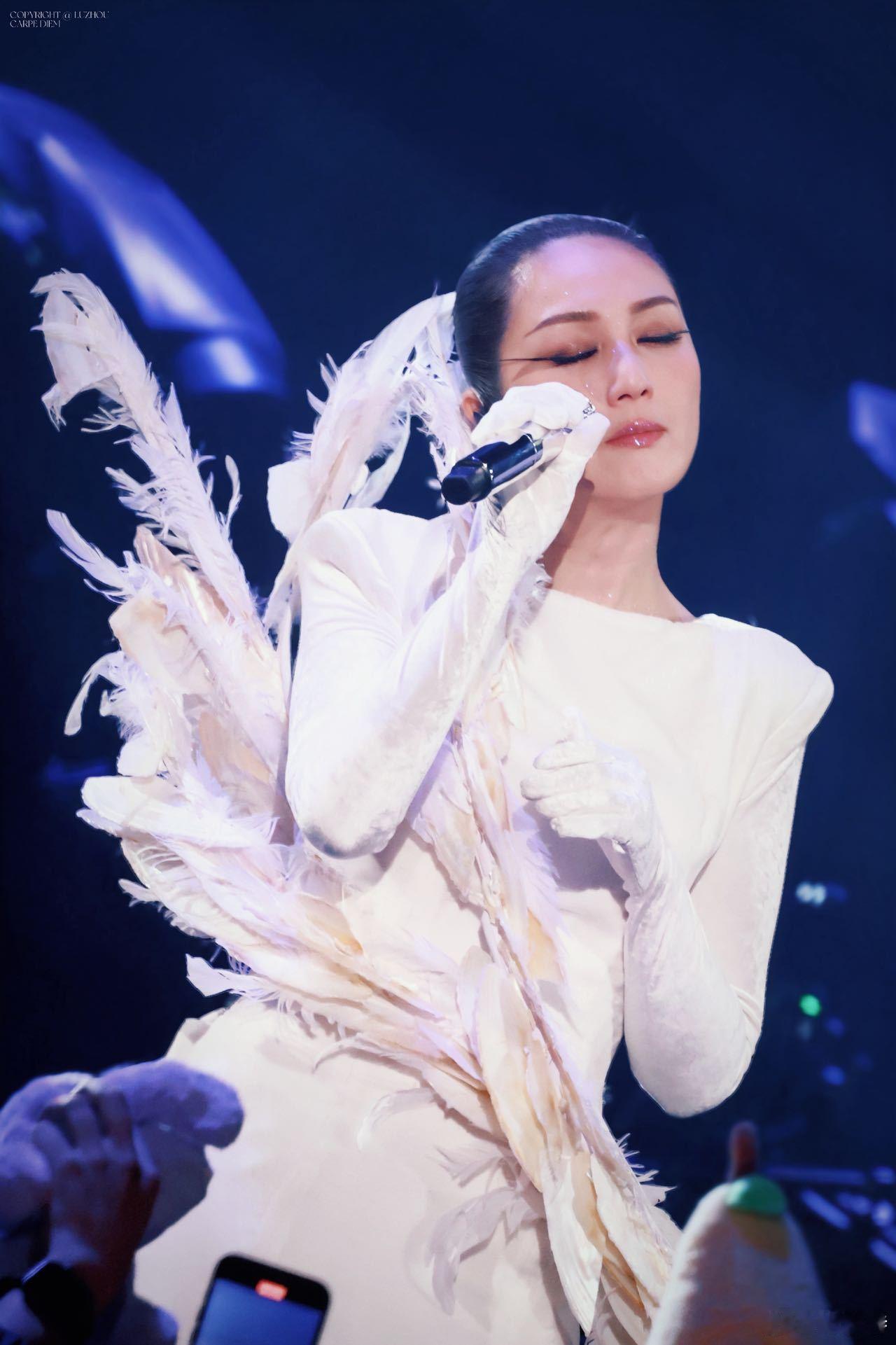 杨千嬅台上自由行台下百米冲刺 每一次提裙奔跑都是真心的付出，为的只是靠近观众的距