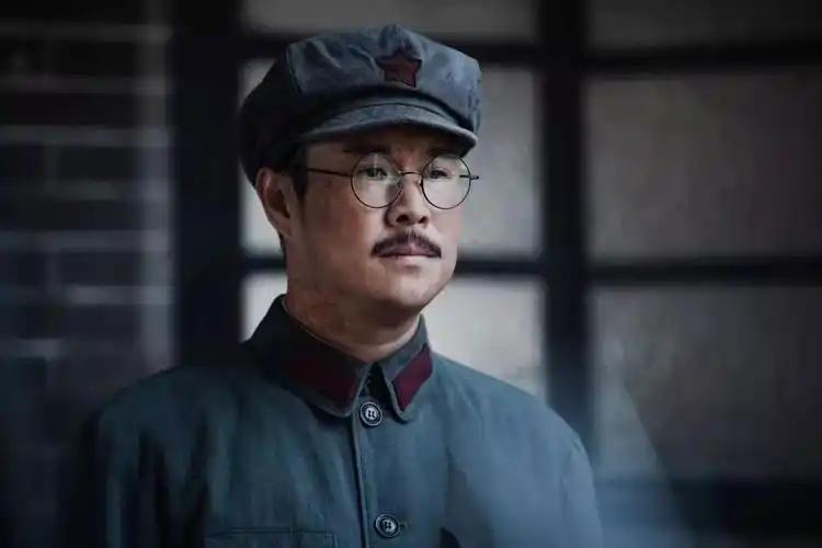 一撮小胡子，仔细看看，这就是小沈阳啊，电影《孤军》上演了，川南游击纵队司令员王逸