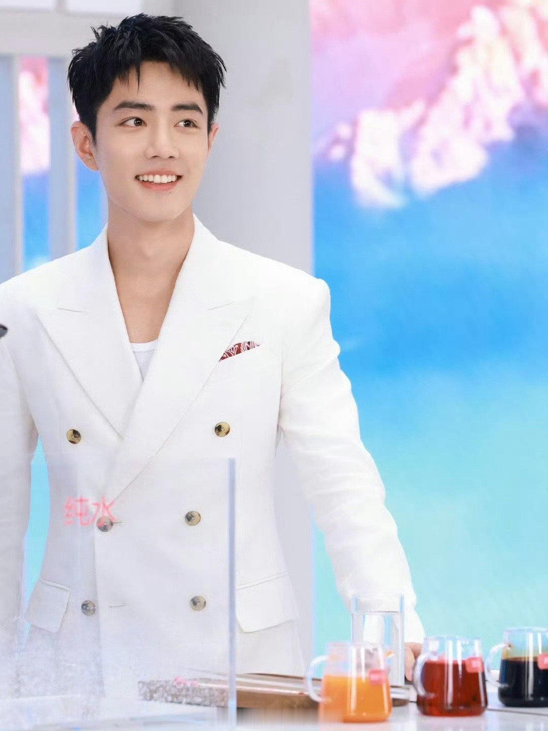 今日份惊喜，肖战、成毅双双营业出图啦！一位是顶流，一位是新晋顶流，他们用各自的魅