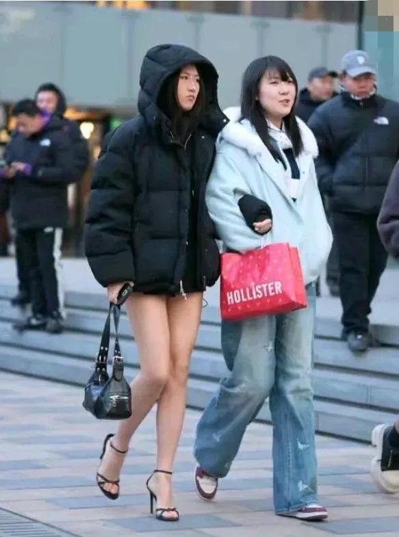 好奇！这样的人是热还是冷？难道她不知道寒从脚起的吗？[what]