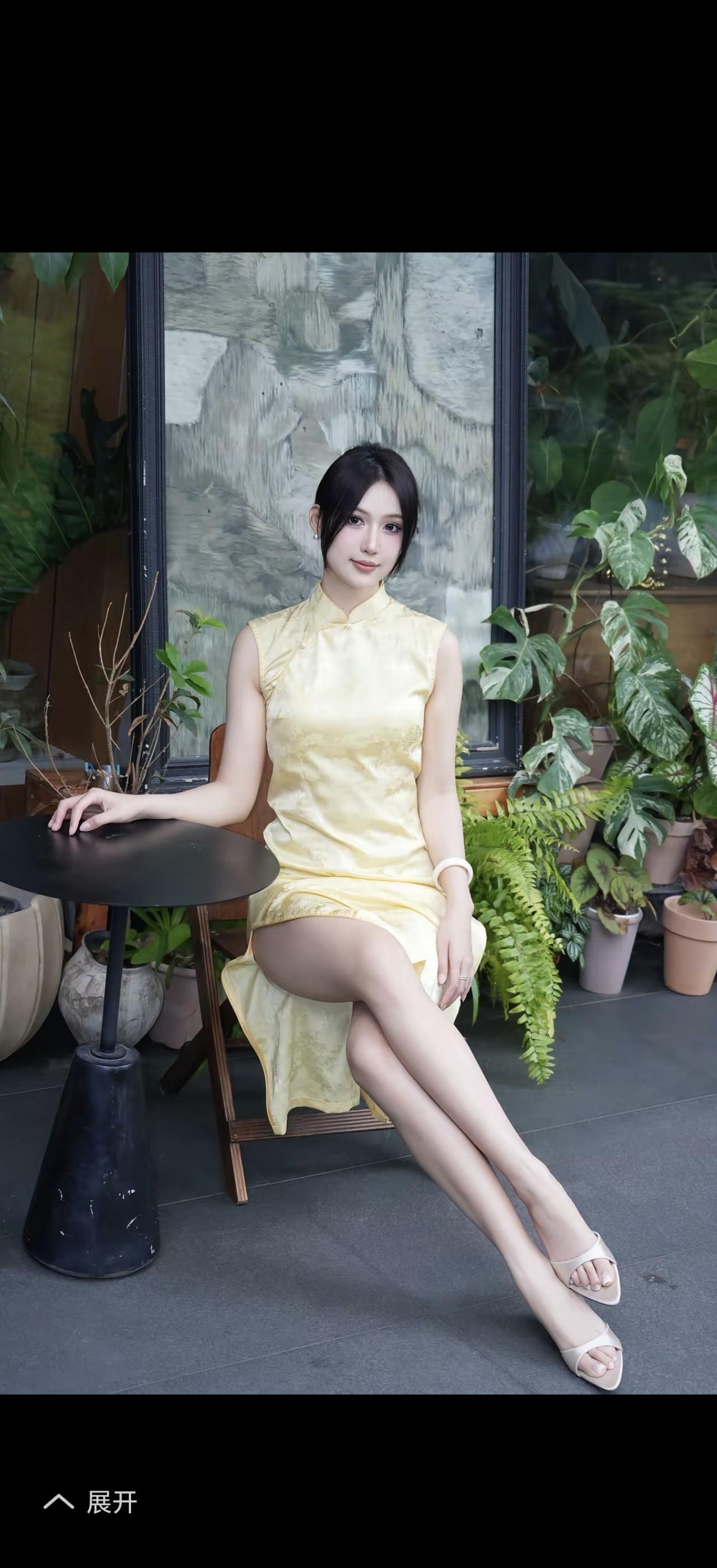 绿植掩映中，佳人坐椅上。