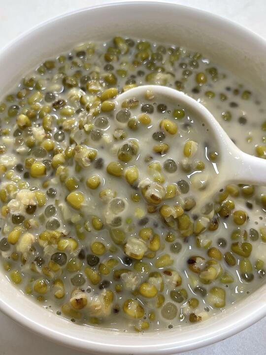 夏天必备的绿豆西米露！！ 沙糯糯的绿豆沙 软糯Q弹的西米 清甜爽口！比...