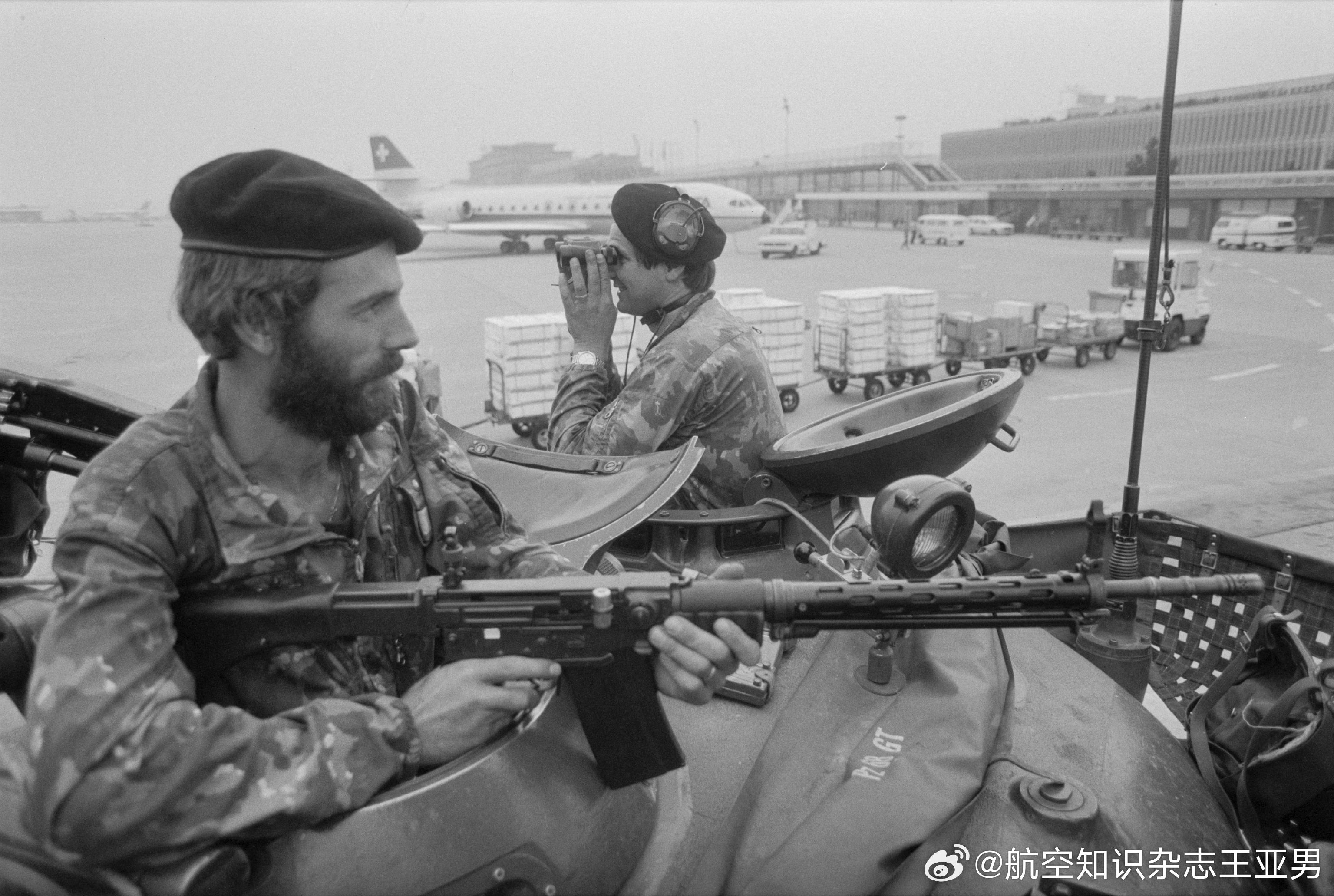 1982年黎巴嫩战争结束，巴解组织（PLO）被迫撤出贝鲁特，中东局势高度紧张。在