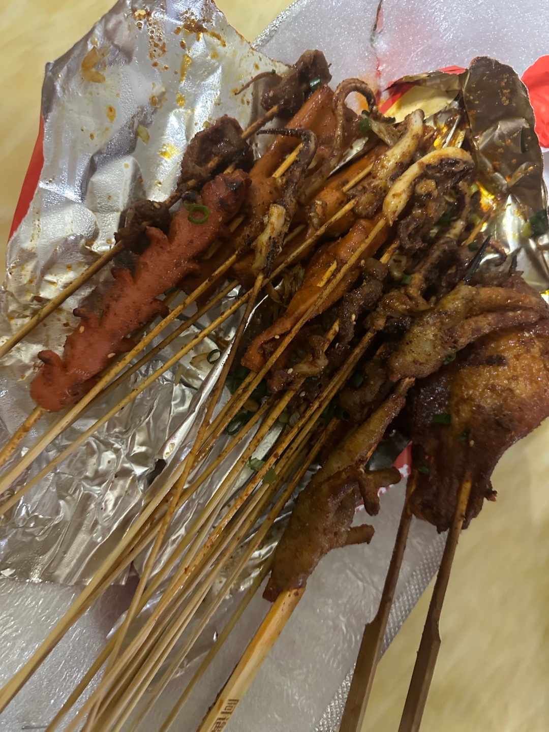 啧啧，这点烧烤就是几十大洋，还用了优惠券！不过也值得了，先吃了再说吧！不吃都对不