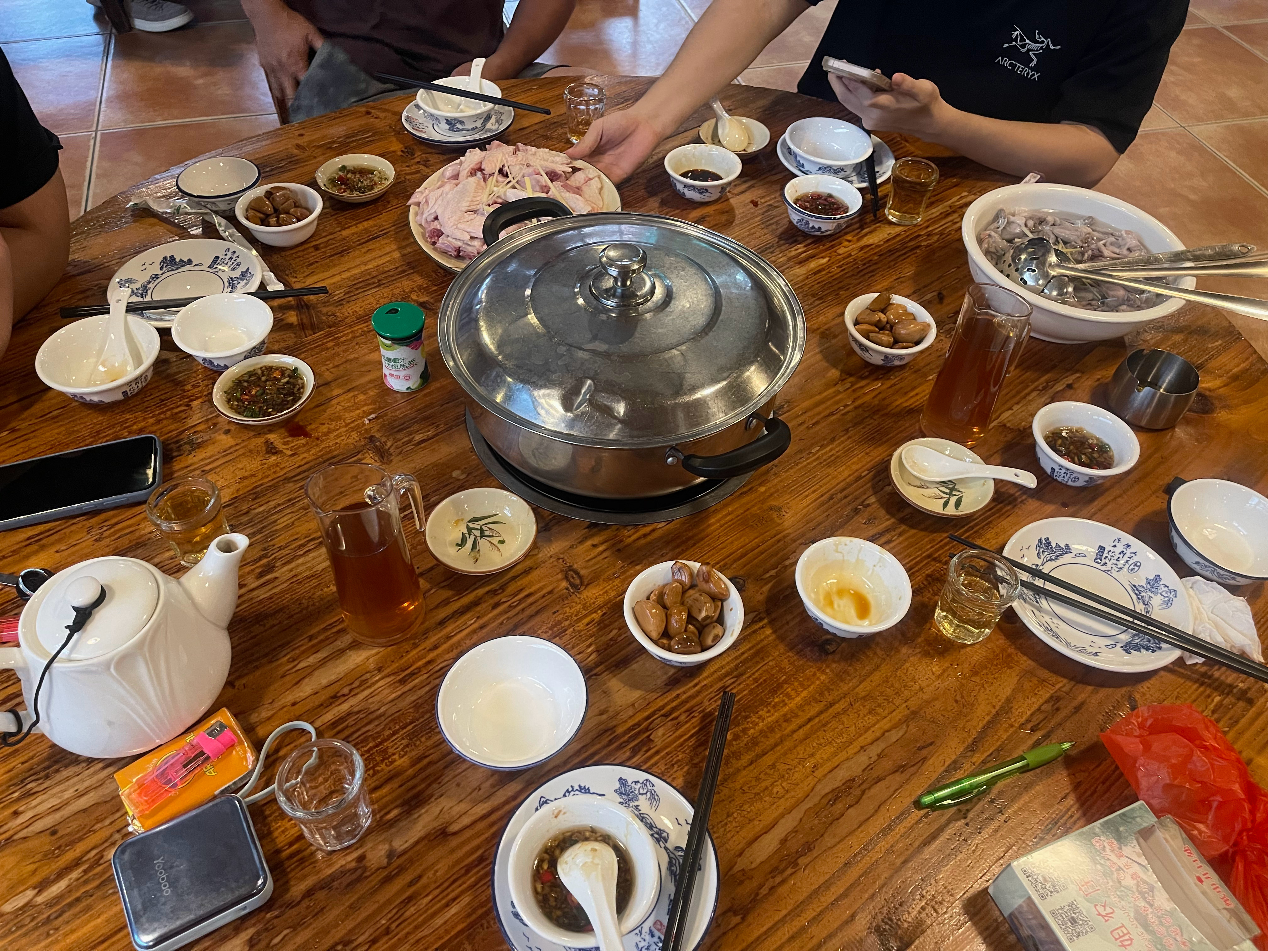 刚吃完饭回来，等老韩先看看后面还有没有合适的参与机会，没有就明天再继续！黄金金价