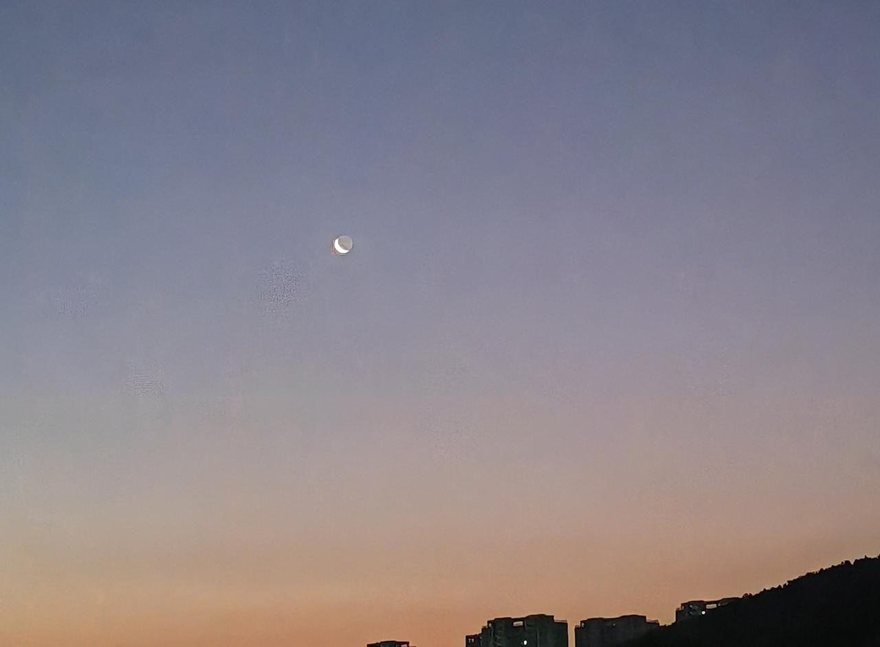 月亮在等待太阳出来吗？
        2025年12月17日6:16，也就是农