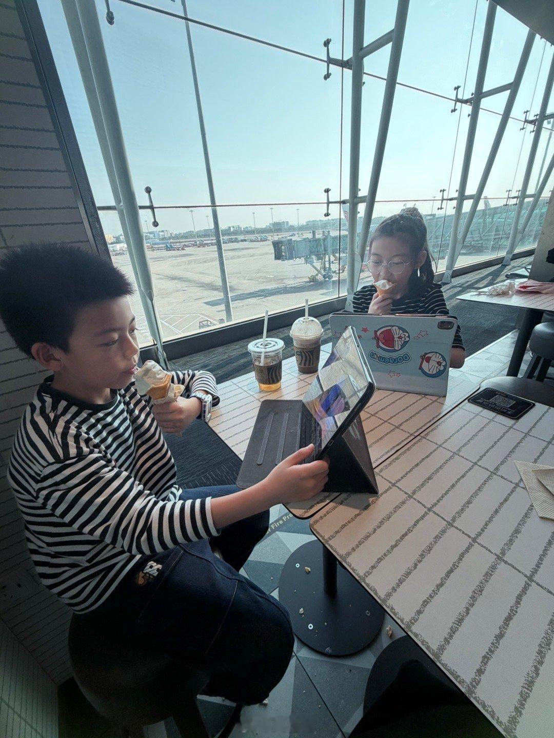 终于回家了这十天 谁知道我是怎么过的不是拌嘴就是打闹 广州·广州白云国际机场T1