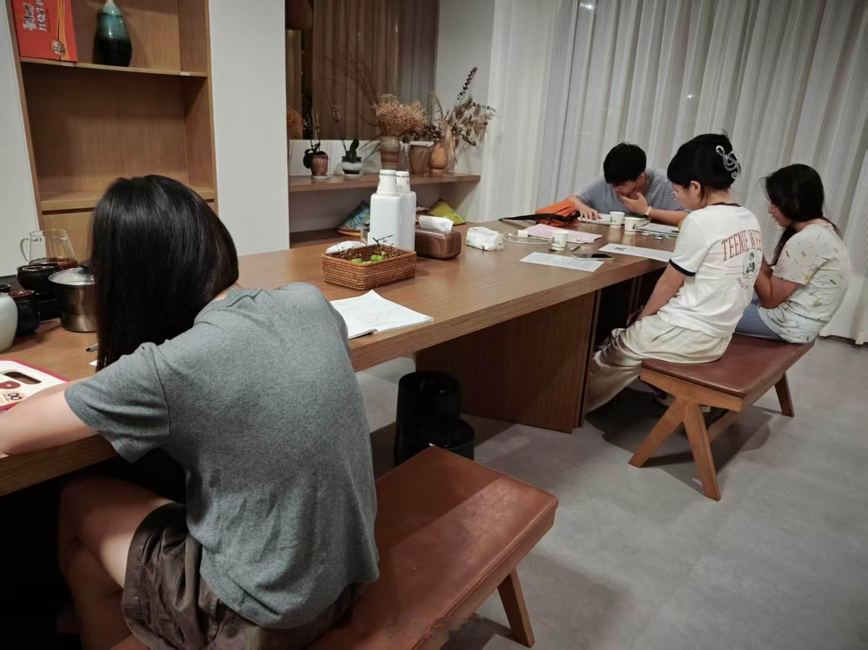 晚上十一点四十的民宿大堂。我家娃旁边小孩说，家长让他们搞到一点，明天早上五点出发