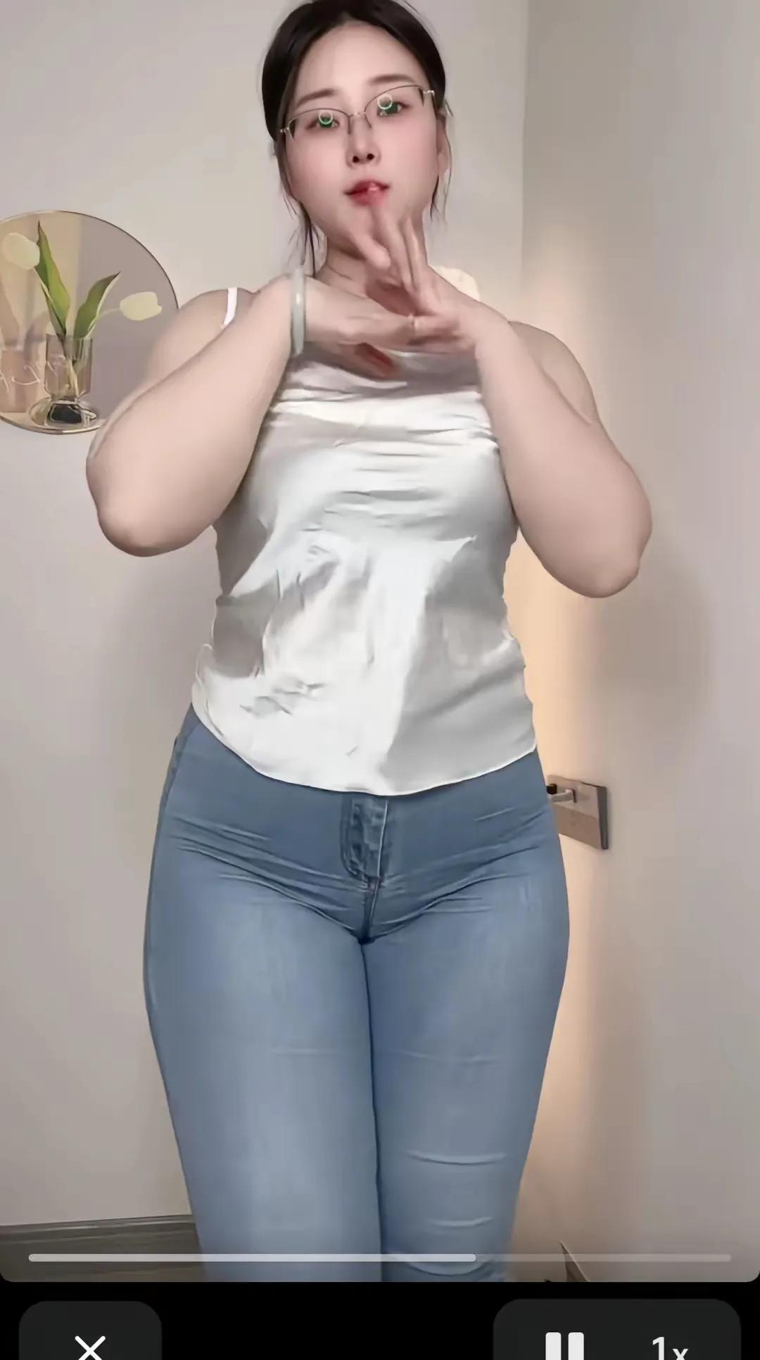 什么是女人的美一一
面容端庄秀丽就是美！
身材苗条曲线就是美！
体材丰满微胖就是