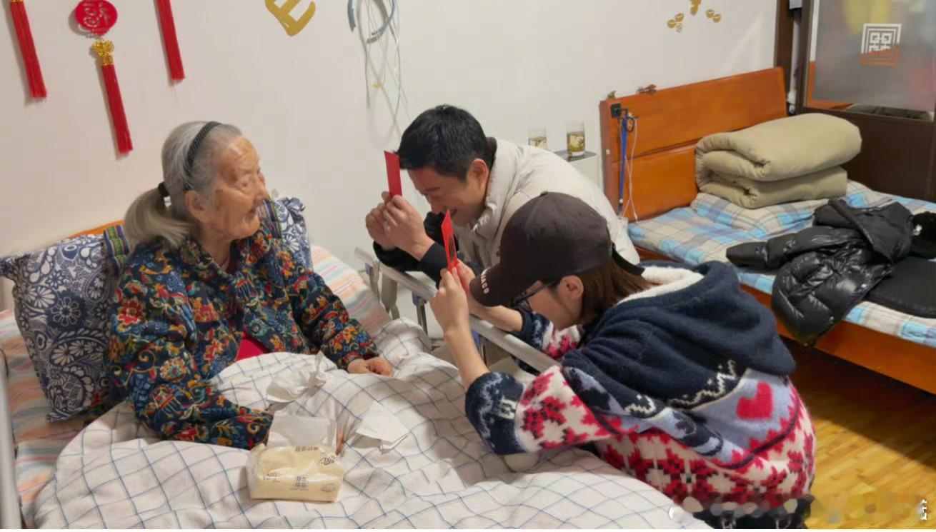 吴京《镖人》路演到家门口合肥了，结束之后就回家给谢楠奶奶过103大寿生日，幸福哦