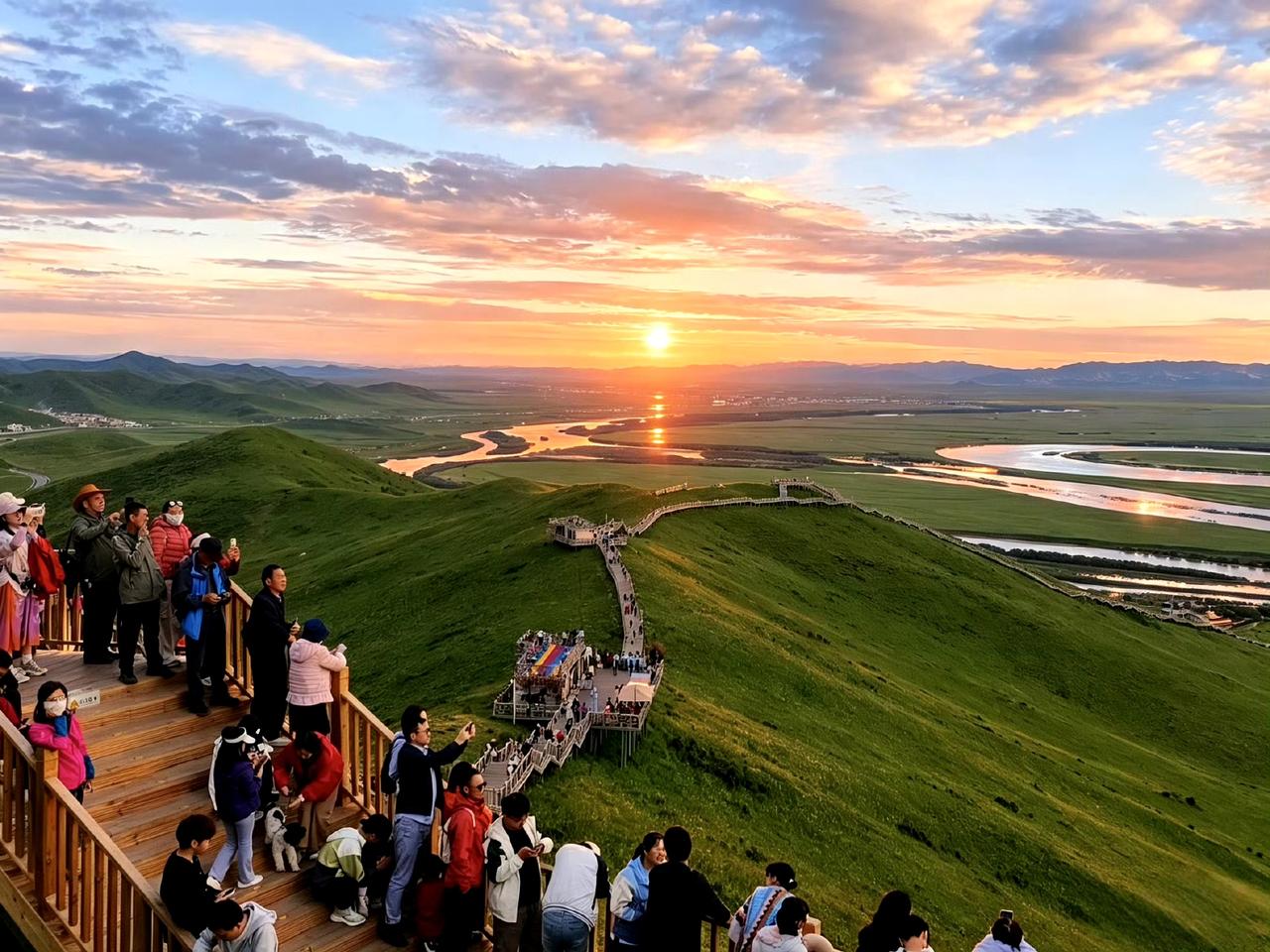 黄河九曲第一湾的黄昏，是盛夏最温柔的避暑仪式 

2026年7月末的黄河九曲第一