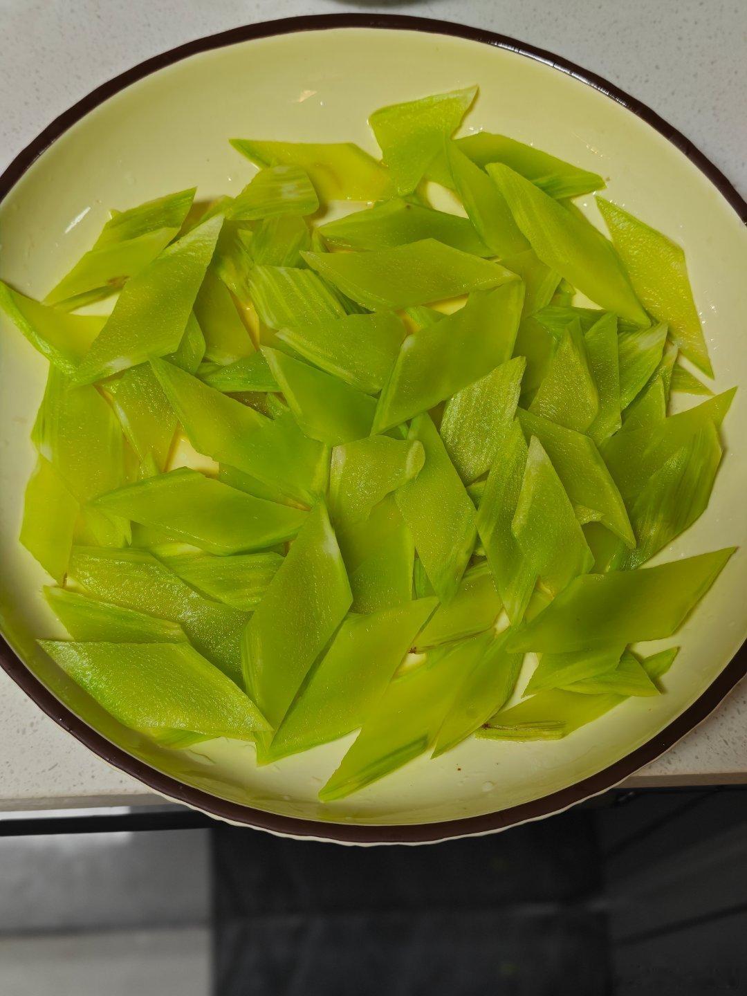 一面两吃～麻辣龙虾面、剁椒鱼头面。面条弹牙有劲道，一个麻辣蒜香十足，一个辣椒鲜香