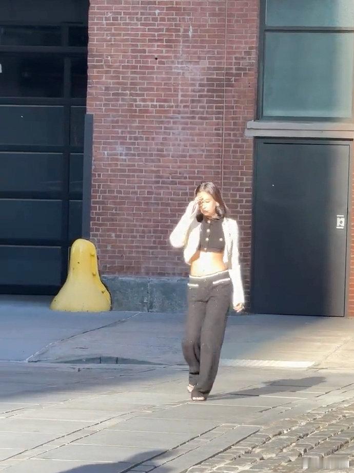 Jennie纽约广告路透  Jennie纽约广告路透，连阳光都眷顾她~  