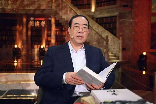 贾平凹算得上文学泰斗吗如果贾平凹算得上文学泰斗，那文学泰斗这个称号就贬的一文不值