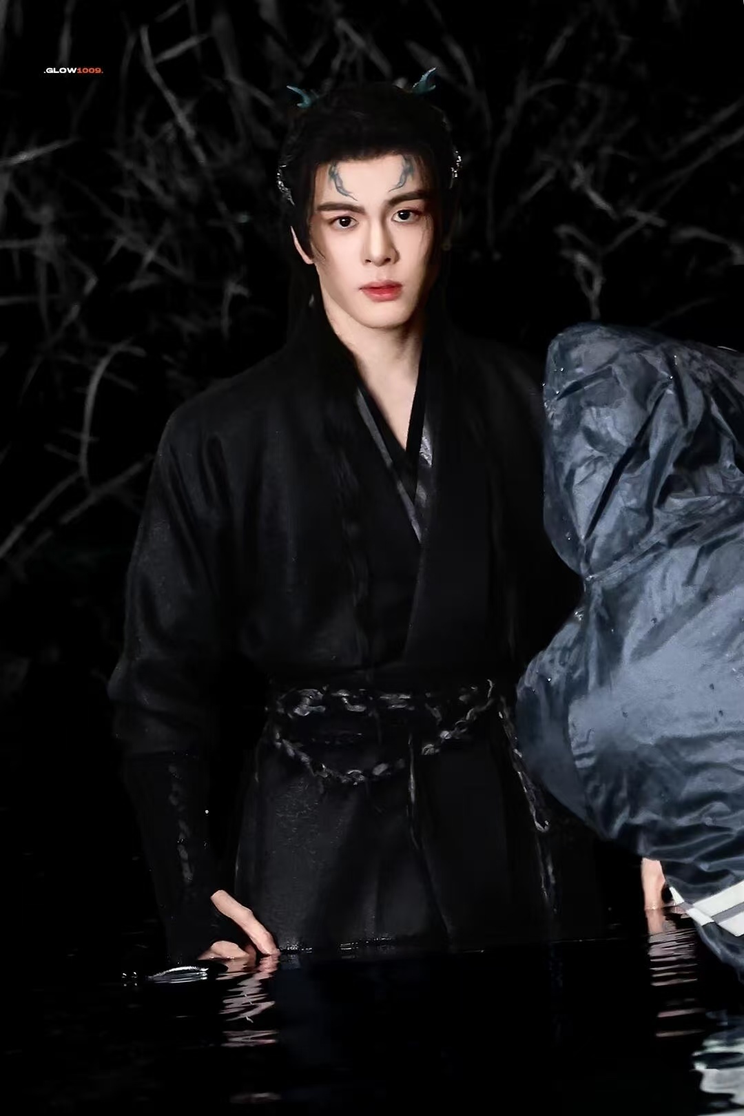 曾舜晞月鳞绮纪出场镜头 曾舜晞饰演的武拾光一登场就鲨疯！斗笠遮面、玄衣龙纹，结印