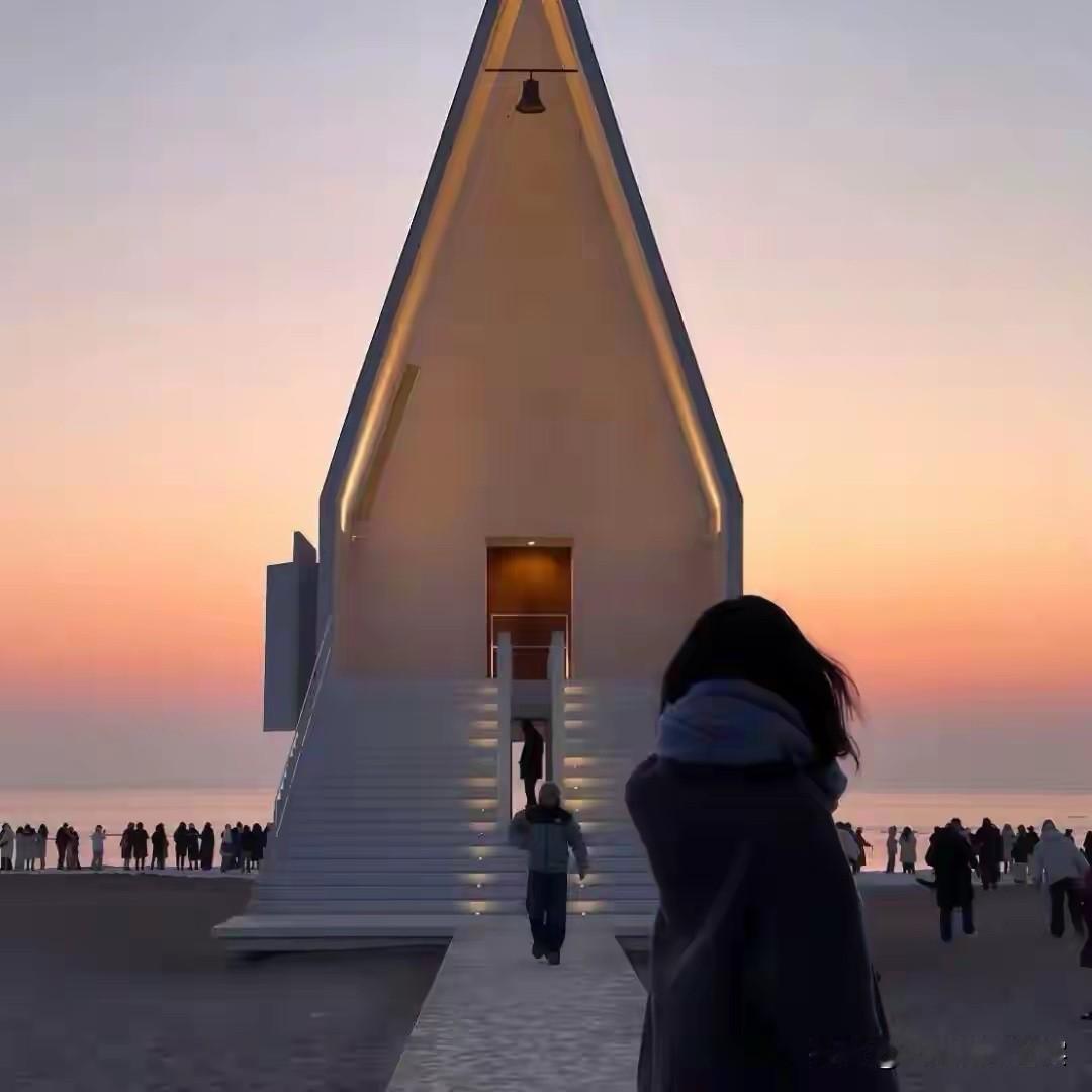 生活里的误会
就像梅雨季的雨
说来就来，稀松平常
你以为的好意
可能被曲解成别有