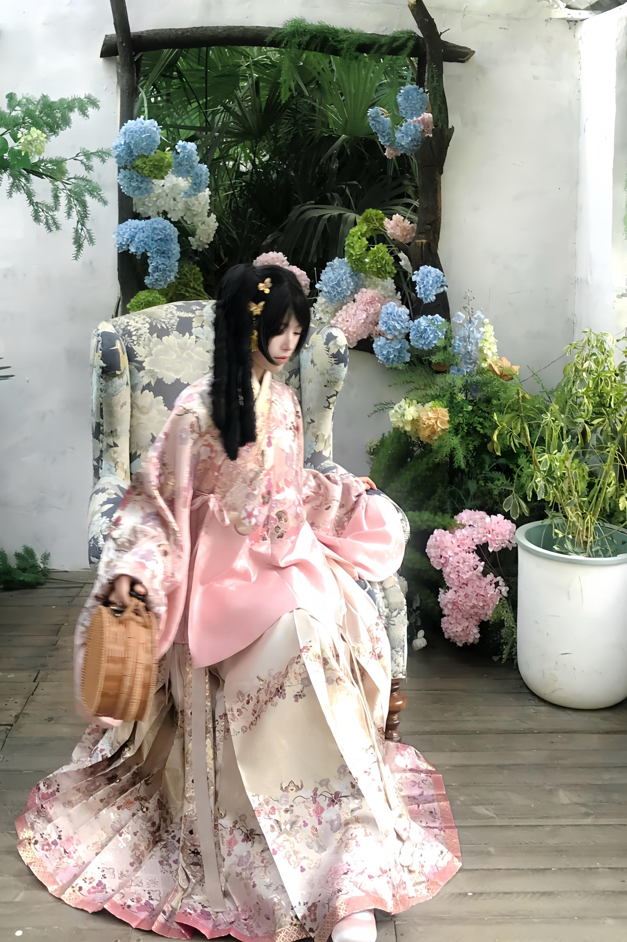 忽惊春到小桃枝。