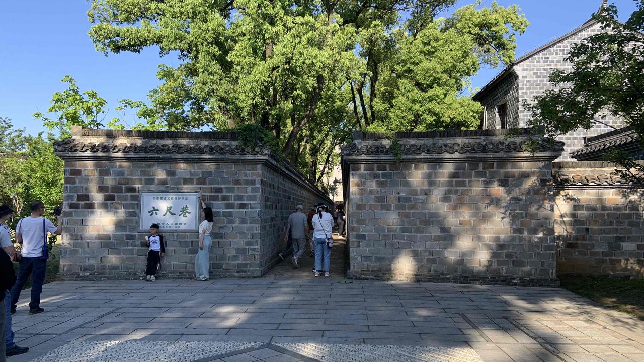 安徽桐城六尺巷成热门打卡地一点不奇怪。这条长约百米、宽仅六尺的小巷子，背后却是一