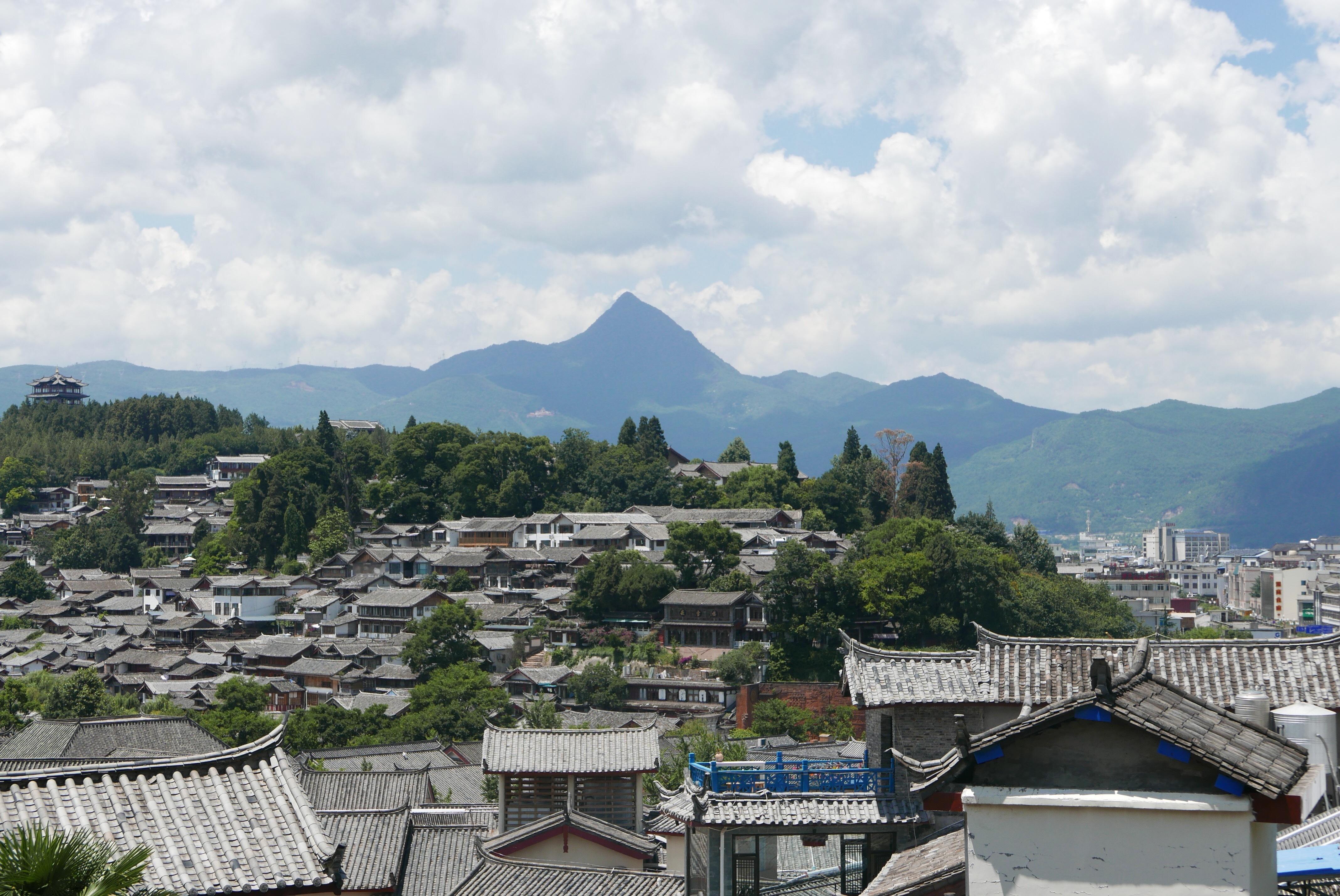 一个平时上班很忙的白领，打算元旦后休年假带爸妈来丽江玩一个礼拜，我建议他们第一天