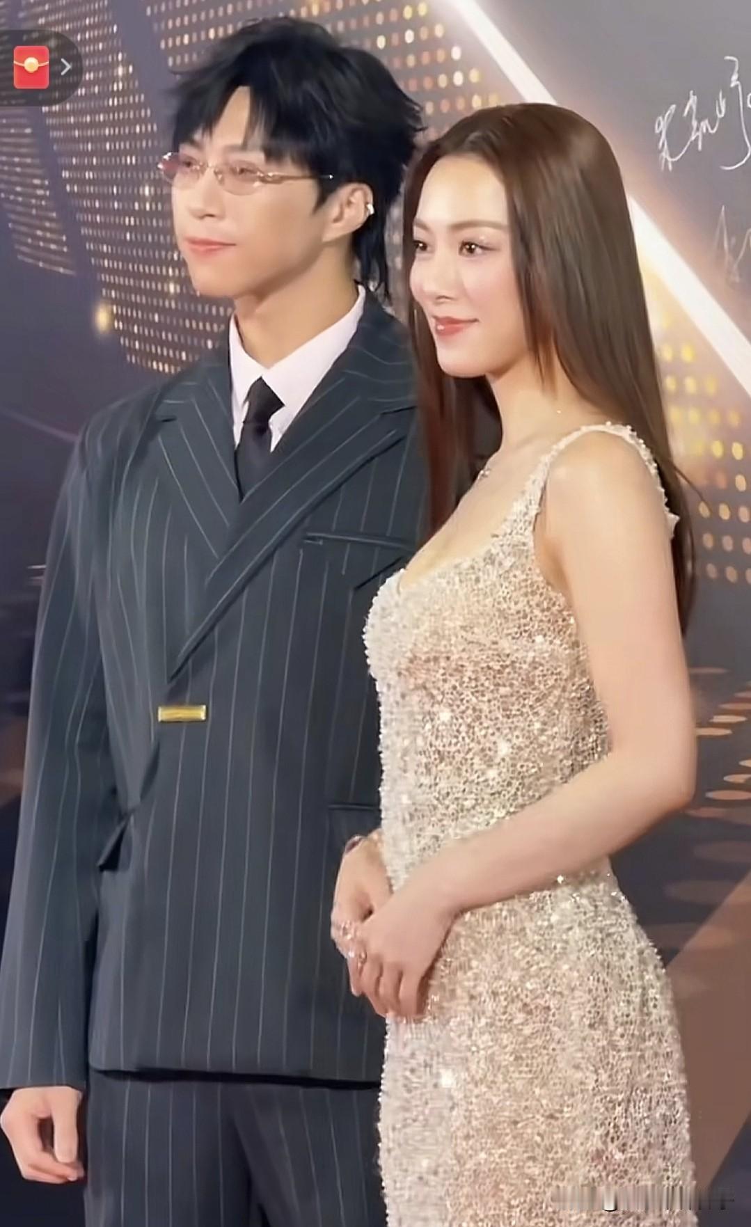 王敏奕穿薄纱裙走红毯，获奖以后，曾志伟难掩会心的笑容！
万千星辉颁奖典礼上，王敏