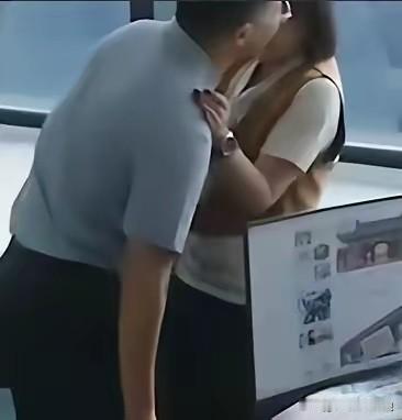 北京，一男员工心仪女同事，他瞅准机会，偷亲了女同事，女子羞愤报警。男子被警方认定