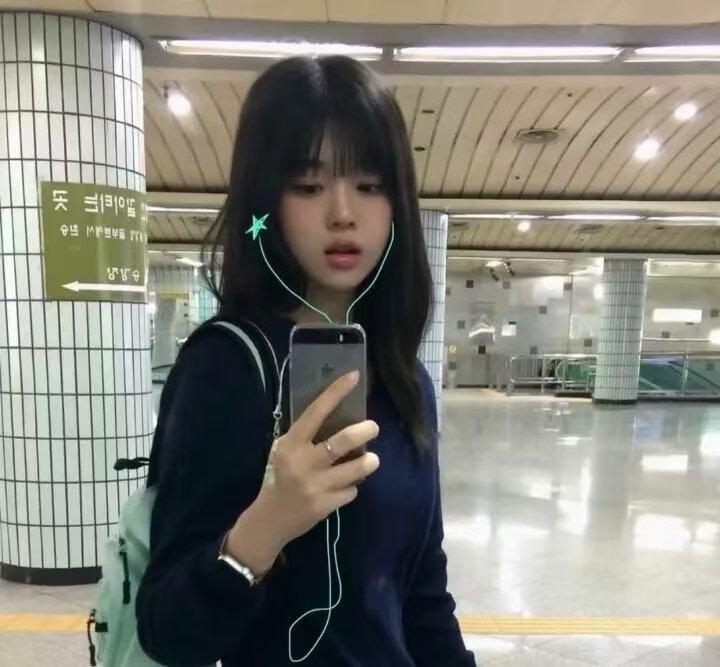 学妹美少女美女好想回到过去，就是喜欢这么俏皮的女生。