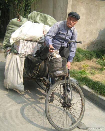 1974年，浙江一位老人刑满释放后，每天在手套厂蹬三轮车为生，过着清贫的生活！没
