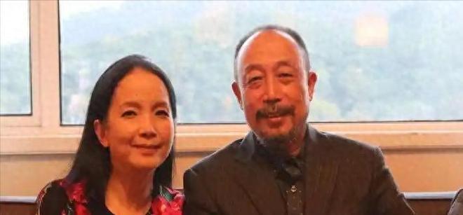 吕丽萍，曾经的影后，在演艺事业上有杰出表现，然而近期的言论引起公众广泛争议。她在