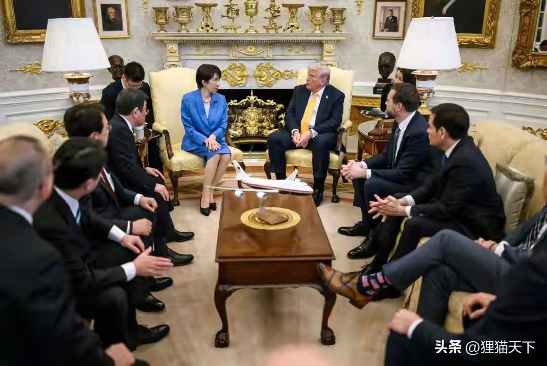 特朗普会见高市早苗，一个小细节，美国国防部长赫格塞思不但翘着二郎腿，还没有穿特朗