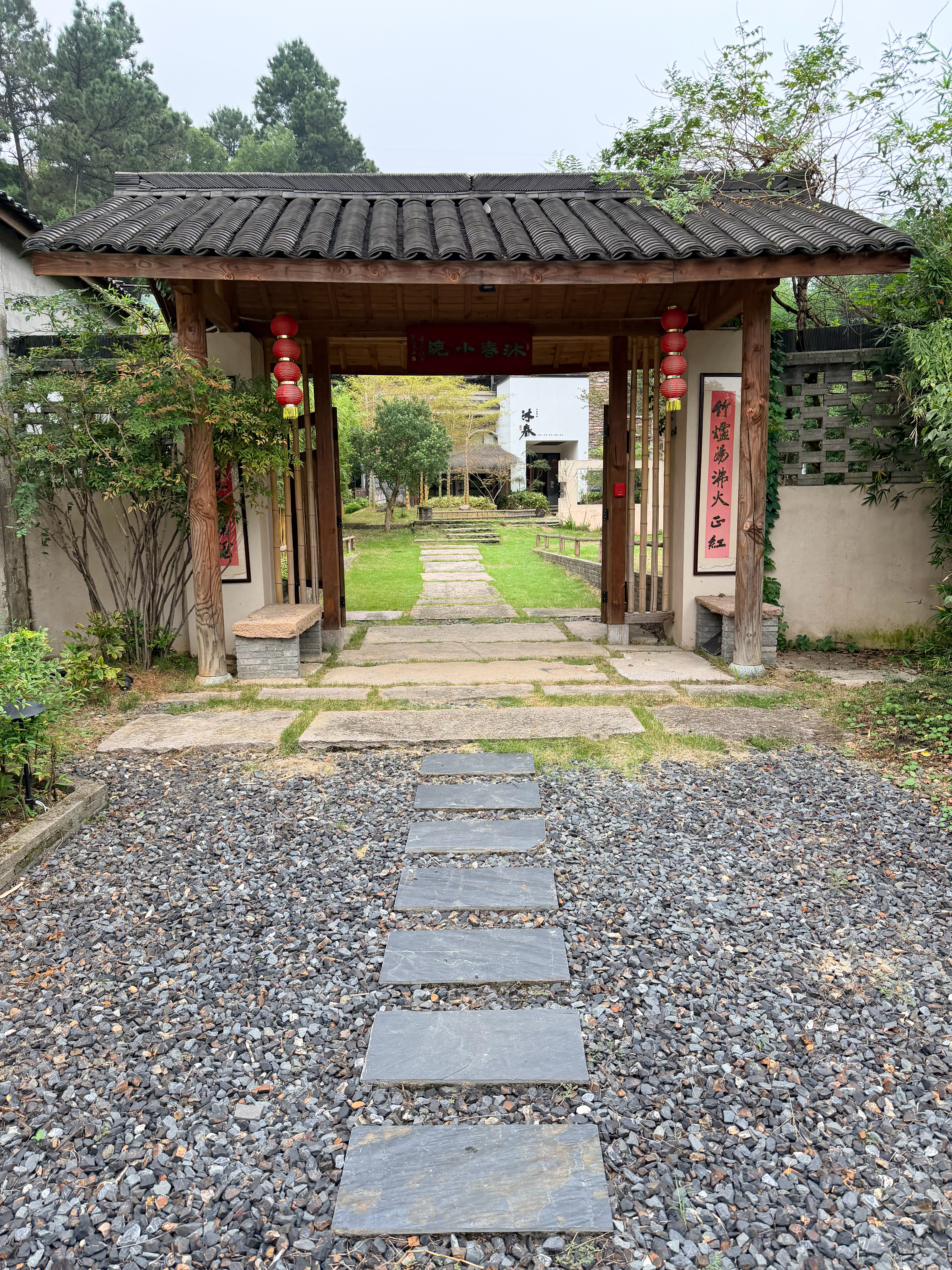 娃去游乐场了，带老爸、老妈找了个茶馆，喝喝茶。你们呢？今天去哪玩了。 ​​​