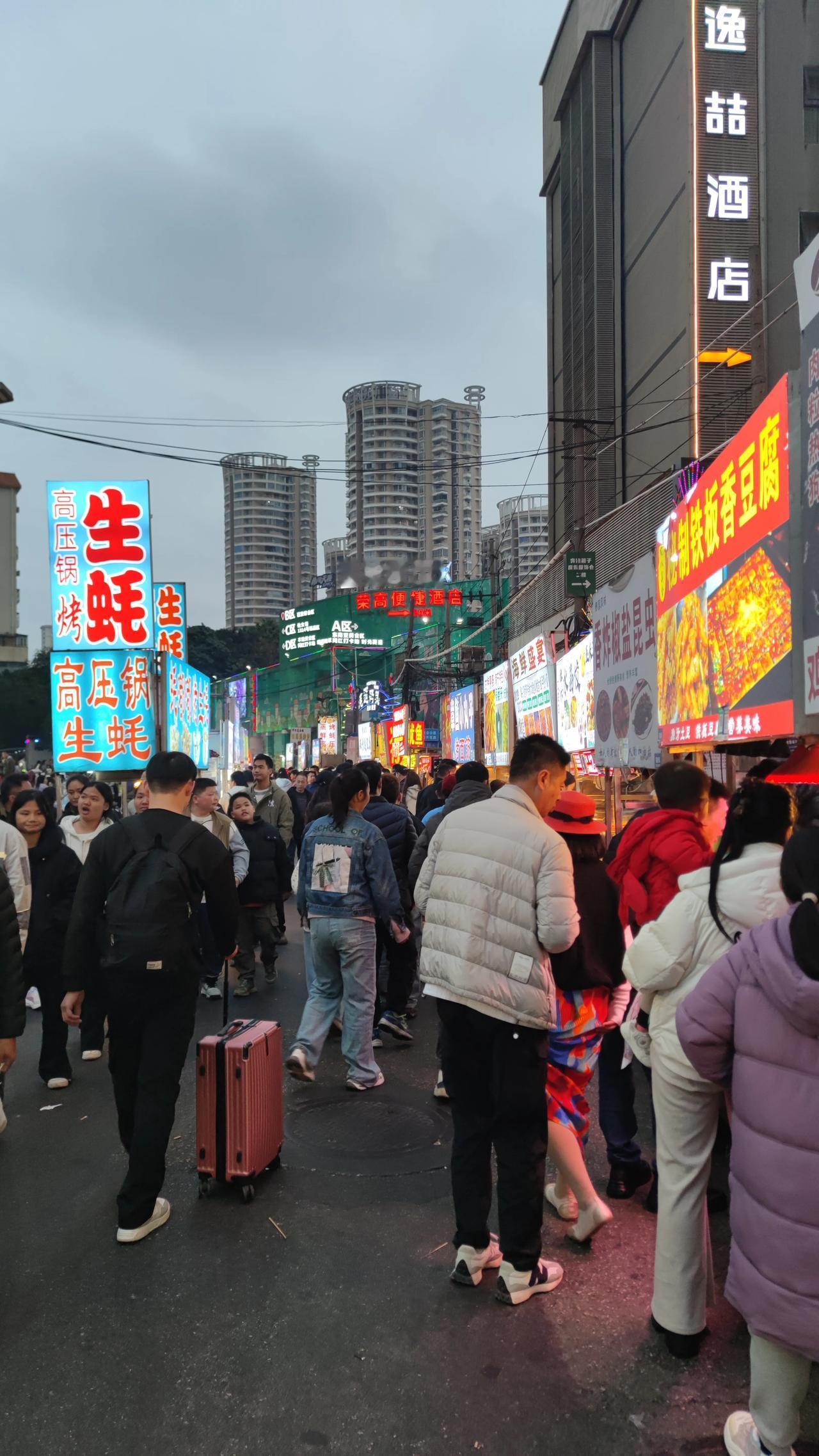 如今，城市竞争赛道已然转变，不再仅仅聚焦于年轻人，而是开始大力“争抢老人”。我国