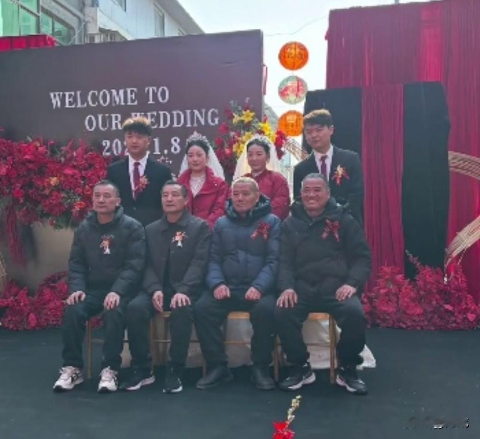 近日，安徽临泉上演了一场特别的婚礼——一对双胞胎姐妹花，嫁给了另一对双胞胎兄弟。