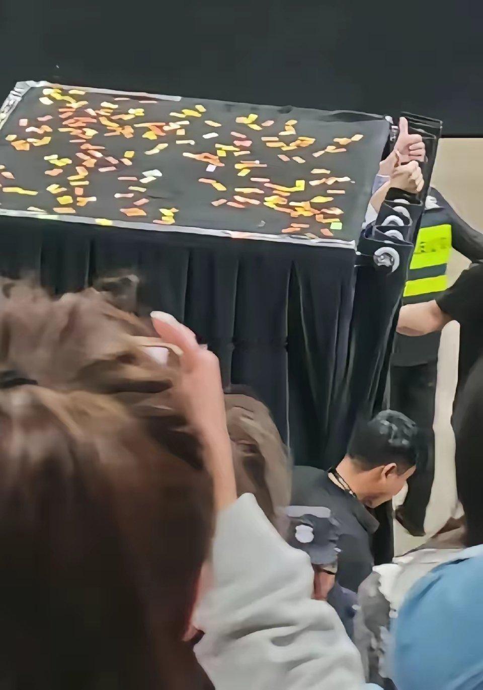 陈小春在哈尔滨的演唱会本想制造一点轰动效应，结果现场歌迷没有给面子，一个个的面面