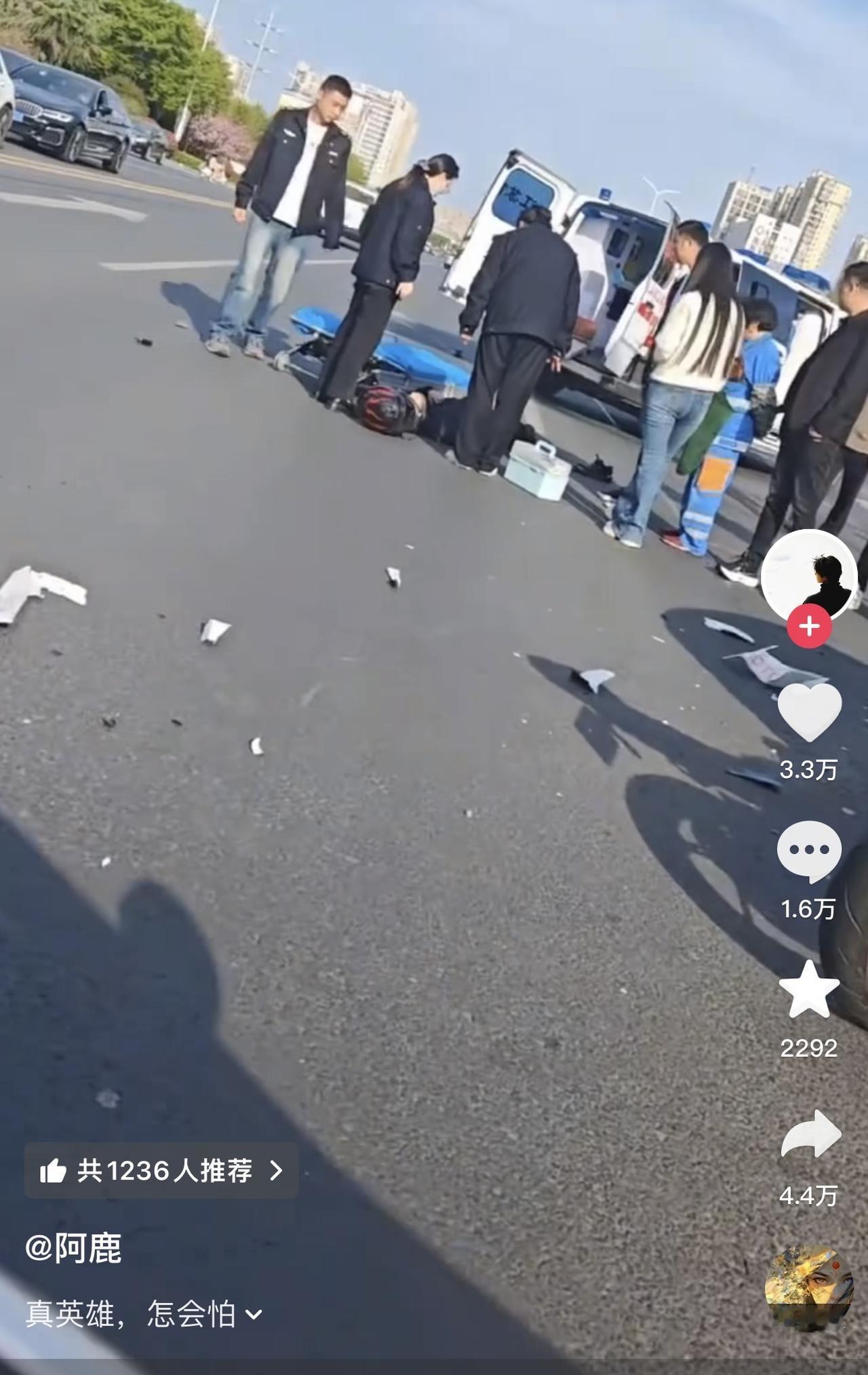 不知道撞成这样，这位骑手还有没有存活的可能？看到这粉色摩托车，感觉这位骑手应该是