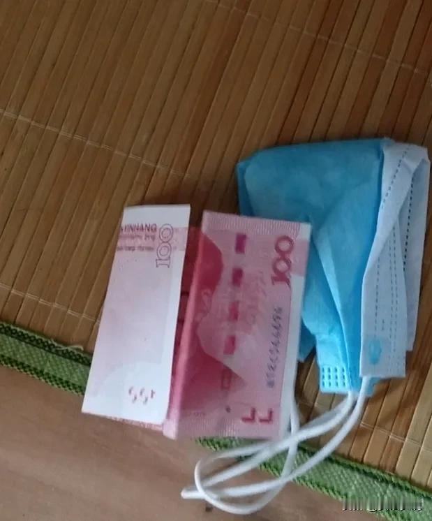 好心人给的100块就这样不翼而飞了，哎，不是你的，到手都要飞走。。。
阿姨给了我