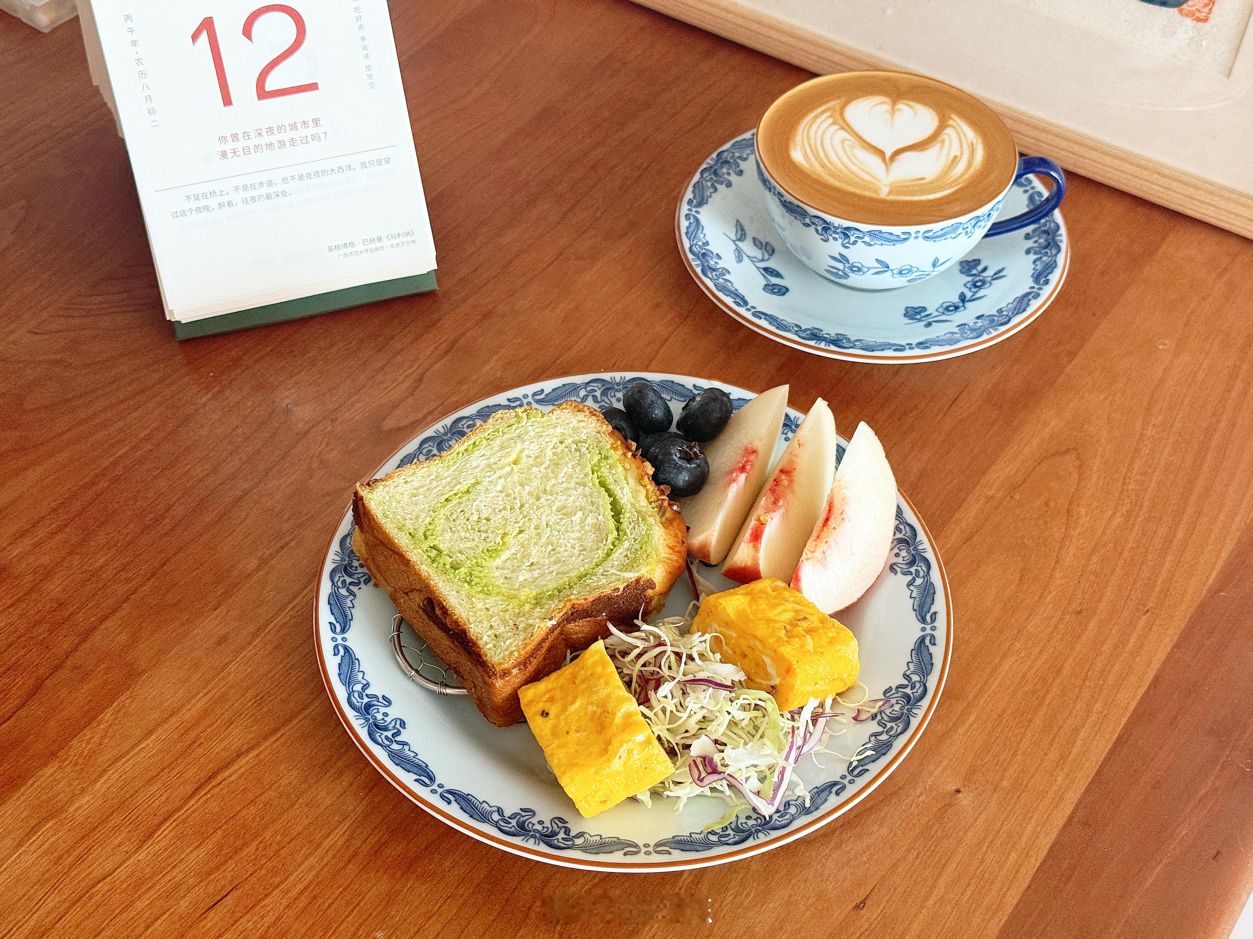 周末愉快，最近早上都有了点点凉意。今日早餐：开心果奶酥吐司，蟹柳厚蛋烧，拿铁咖啡