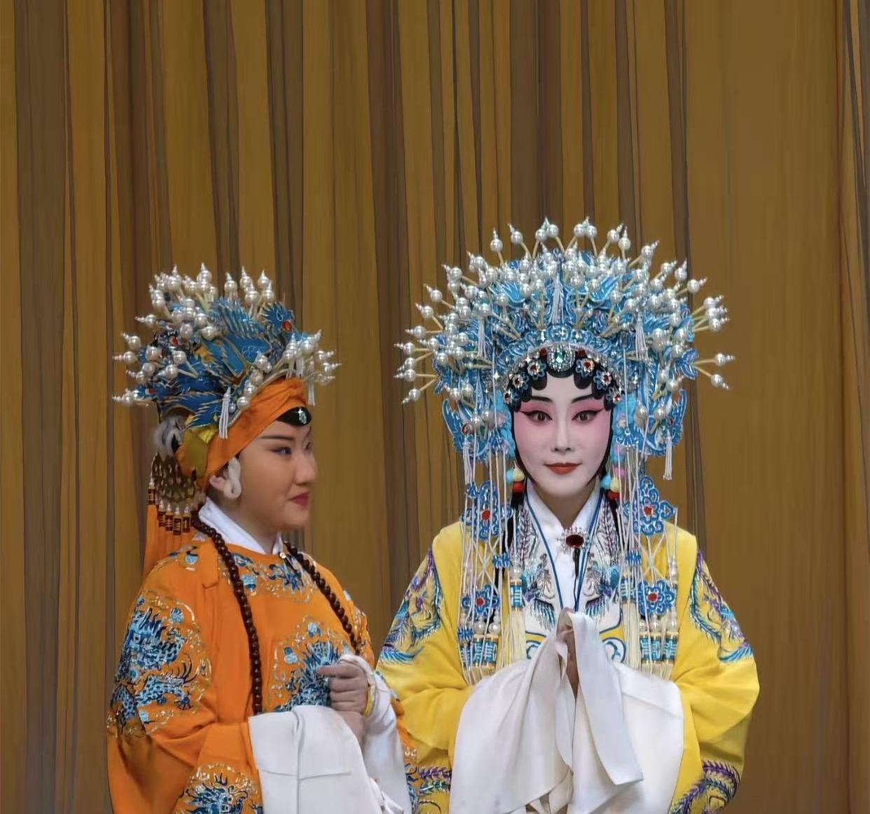 德云社的权力交接，往往藏在一张看似随意的合照里。
陶阳大婚前夜，他妻子胡嘉博，这