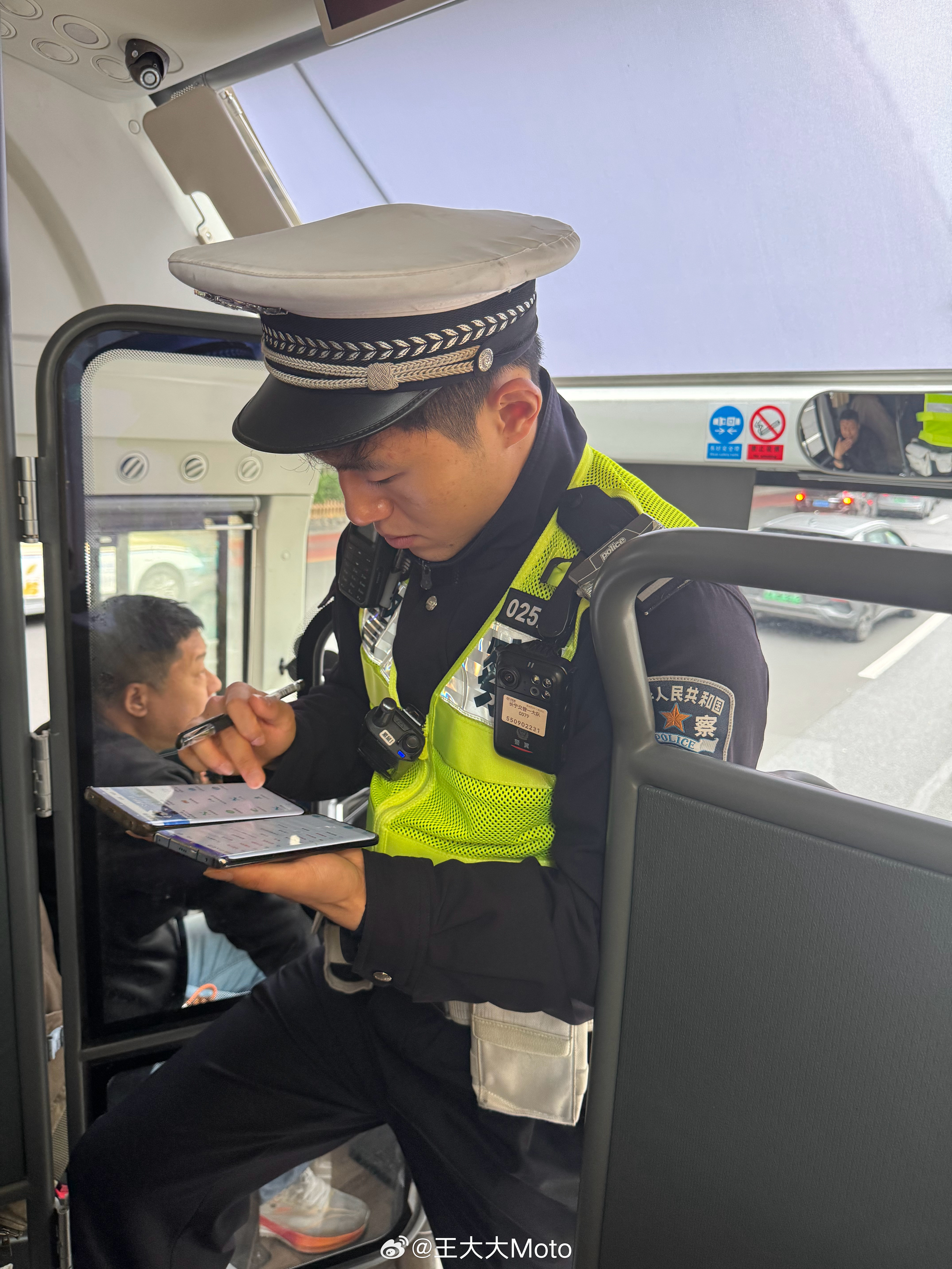 在上海，坐大巴领罚单了理由是后排乘客没系安全带交警叔叔上车检查看我睡着了给我喊醒